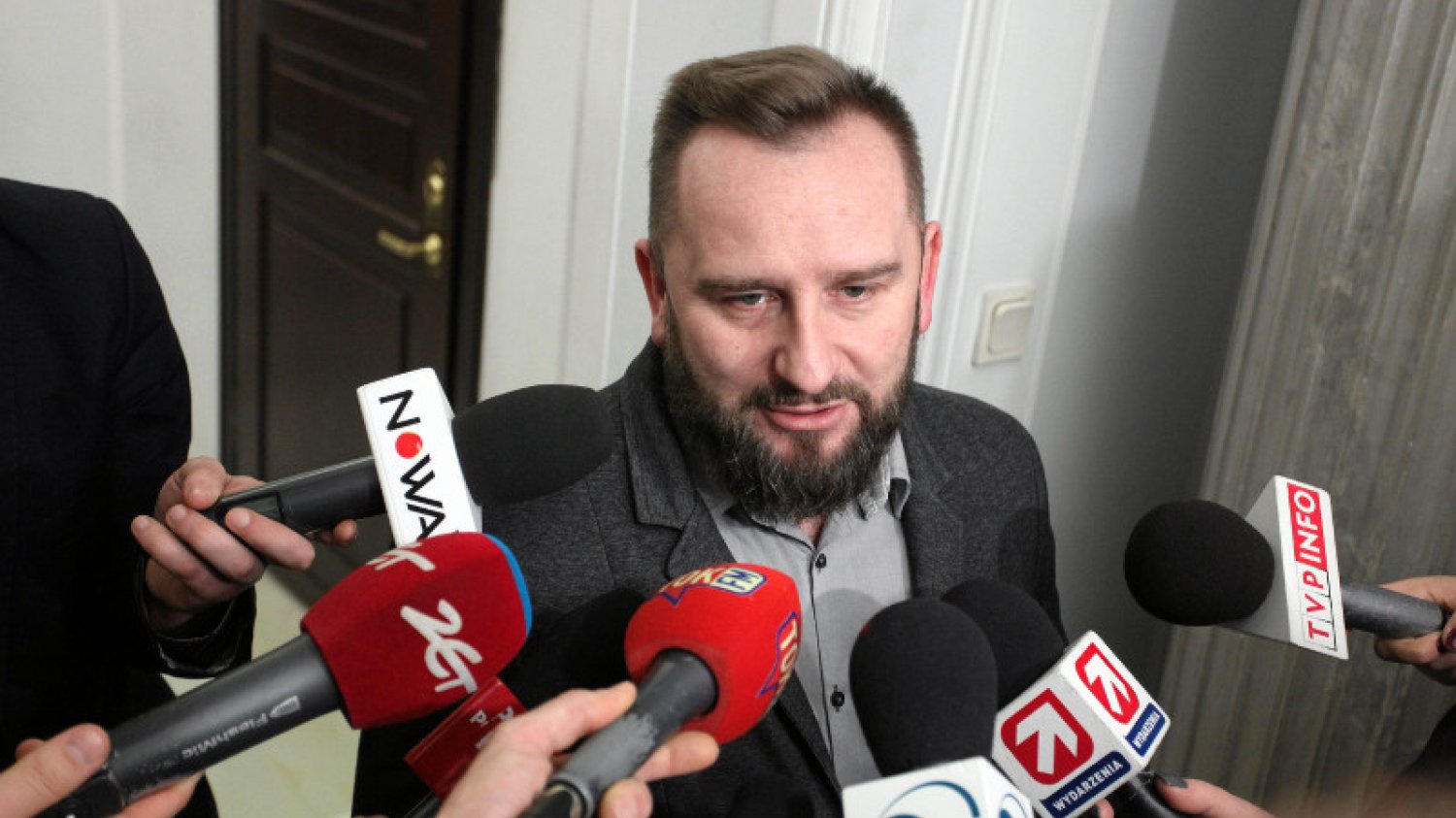 Piotr Liroy Marzec został wyrzucony z ruchu Kukiz'15, jednak on sam nie składa broni. Zapowiada walkę o swoje pomysły i obietnice z kampanii wyborczej.