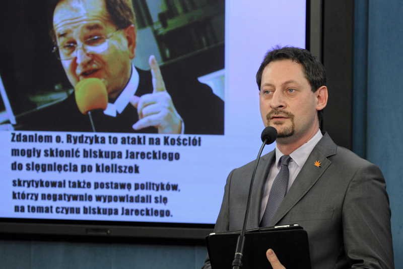 Armand Ryfiński podczas konferencji Ruchu Palikota "Dość mowy nienawiści, arogancji i poniżania Polaków przez kler".