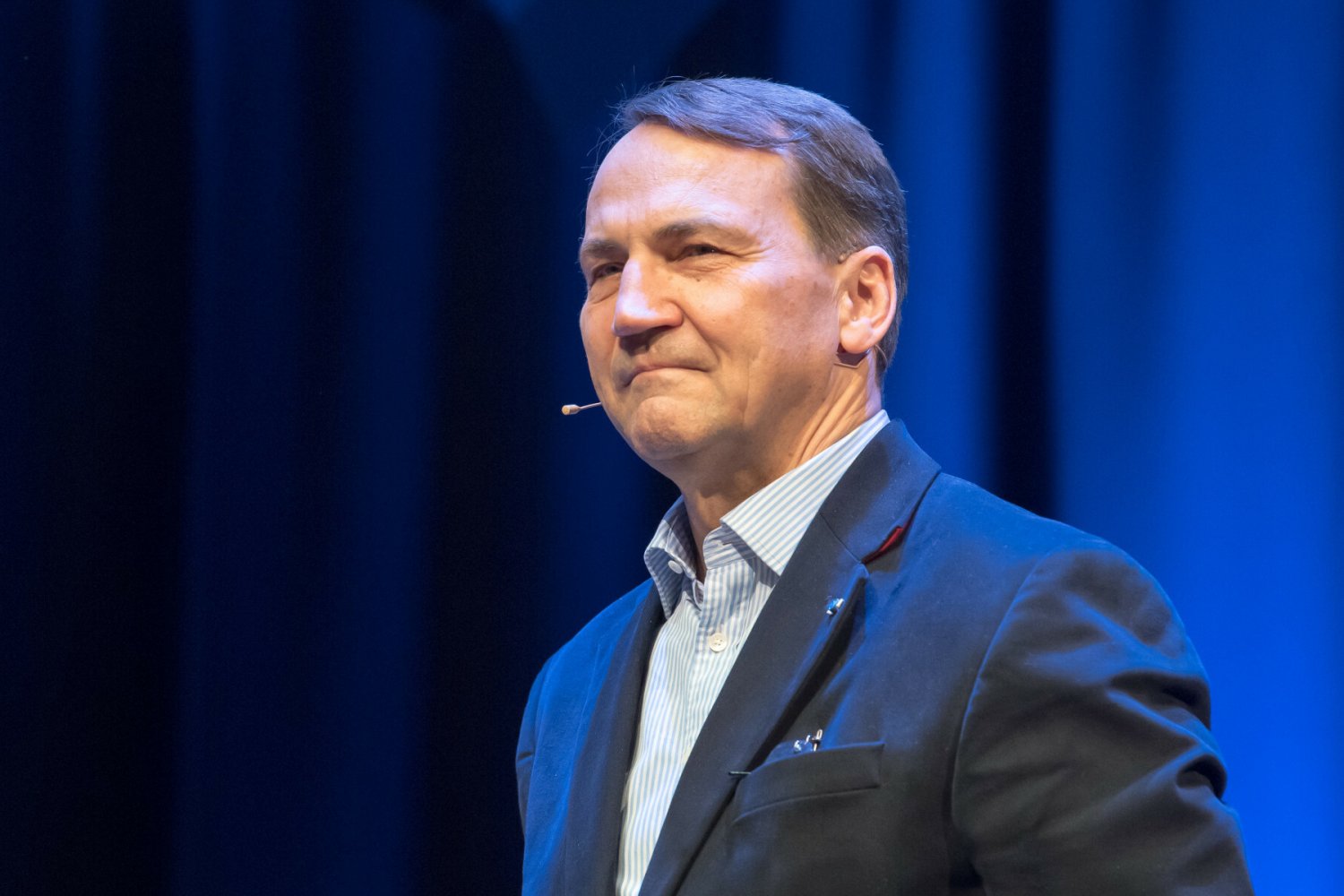 Jarosław Kaczyński jest „winny” Sikorskiemu 46 tys. zł. Europoseł PO szuka komornika, który mu pomoże.