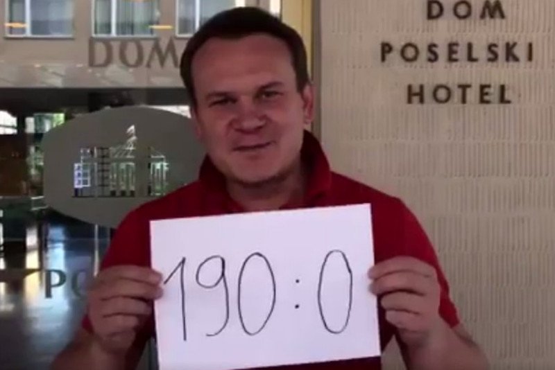 Poseł PiS Dominik Tarczyński kpi pod adresem PO: "Zatkało kakao?".