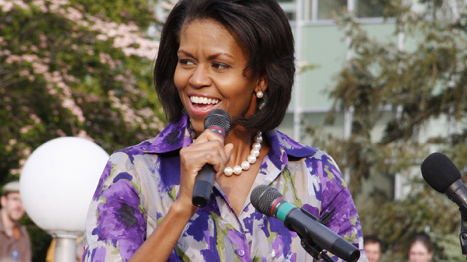 [url=http://tinyurl.com/ogw898n]Michelle Obama[/url] prowadziła autorski program wprowadzania zdrowej żywności do amerykańskich szkół.
