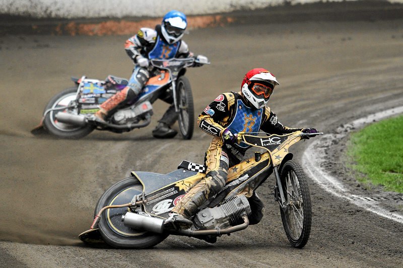 Kenni Larsen (z prawej) doznał wypadku na torze. Po wizycie w polskim szpitalu nie wierzy, że nasz kraj jest w UE.
