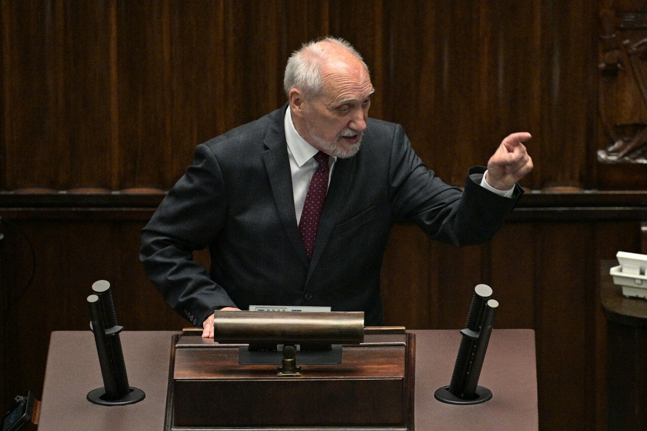 Sejm: Rozemocjonowany Macierewicz dał popis. Na sali były dzieci.