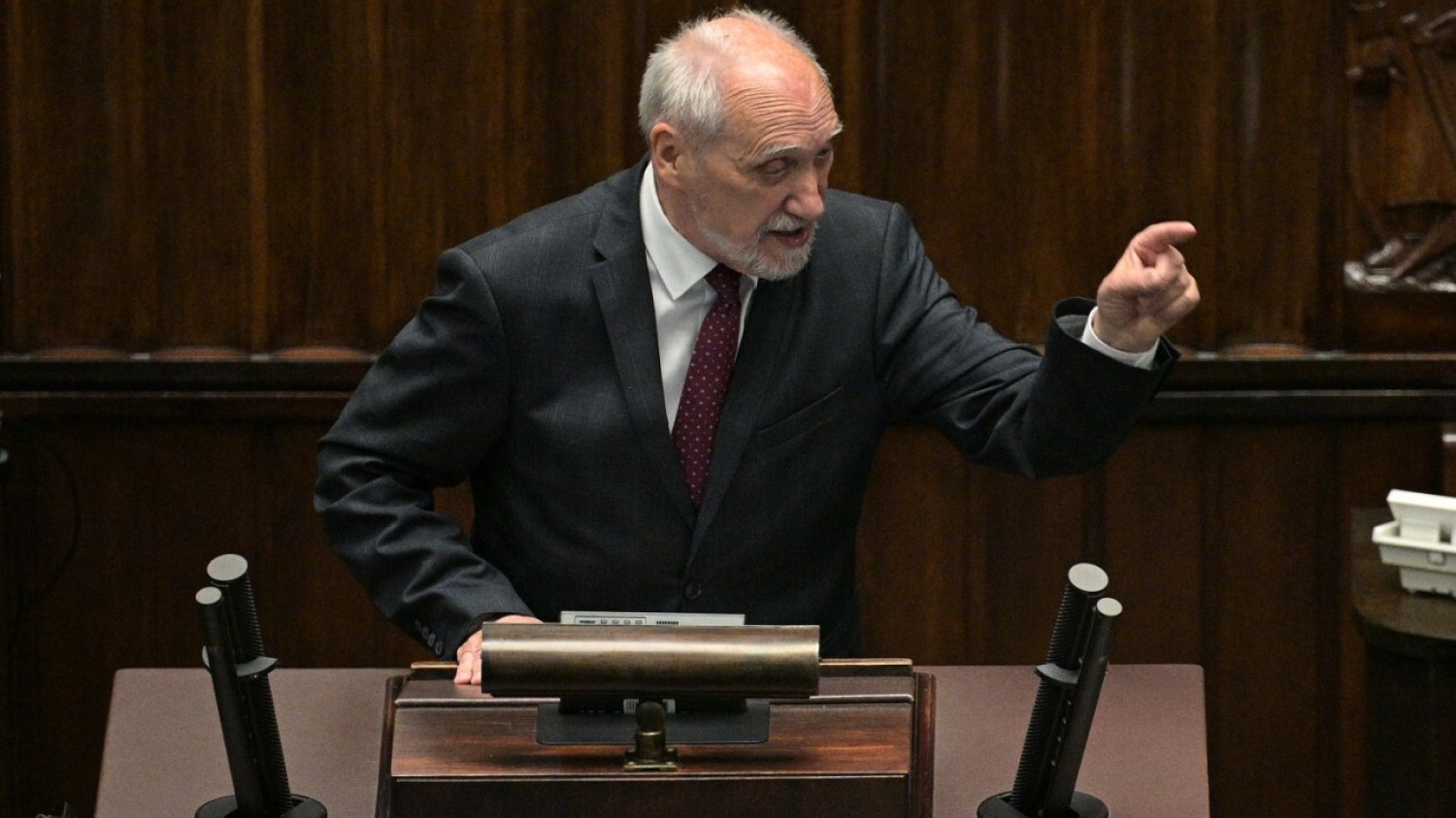 Sejm: Rozemocjonowany Macierewicz dał popis. Na sali były dzieci.