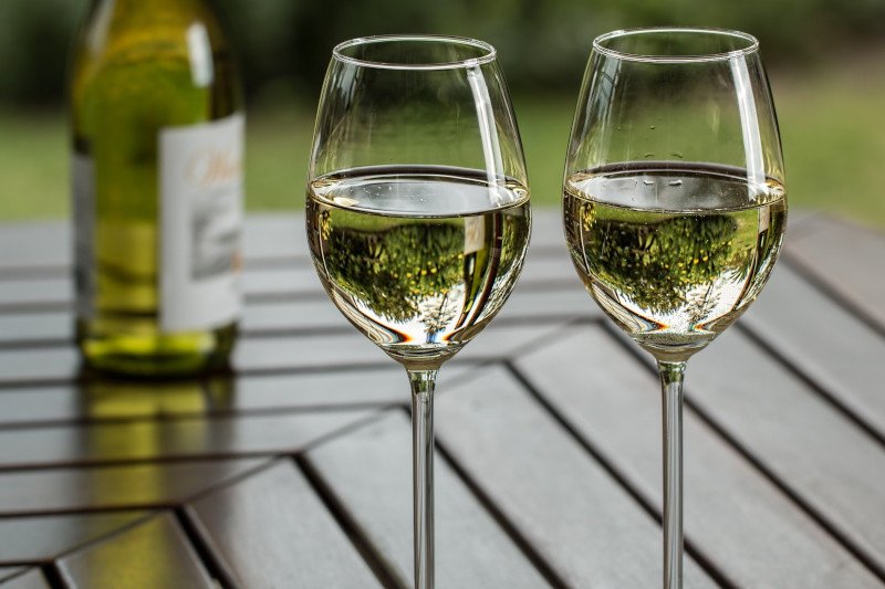 Te 7 trików pozwoli ci otworzyć wino bez użycia korkociągu.