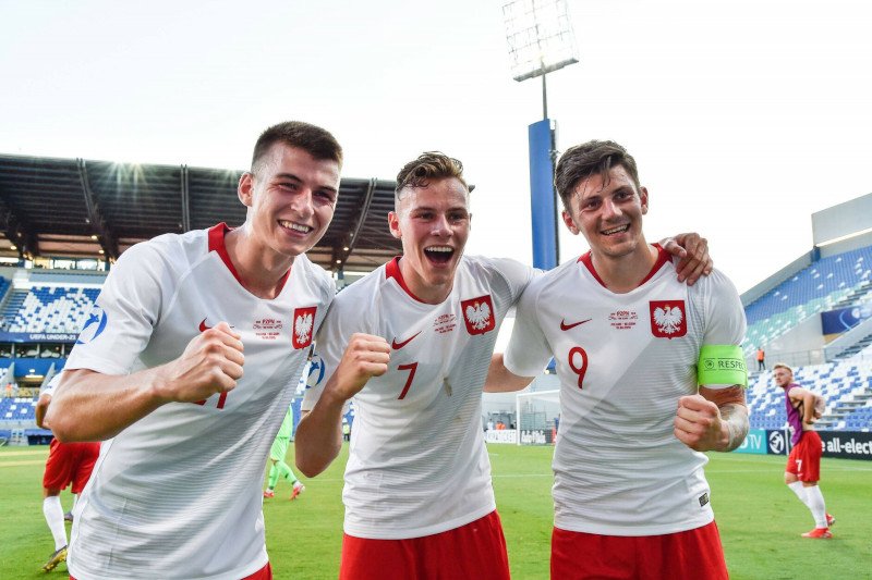 Karol Fila (pierwszy z lewej) zaprezentował kolegom z nowej drużyny polski przebój disco polo