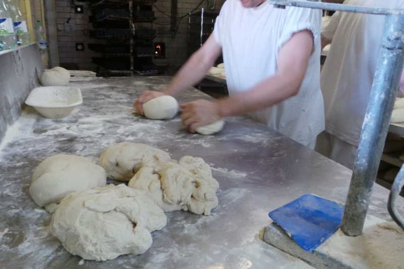 Chleb powstający w piekarniach trzymających się starych receptur właściwie nie różni się od tego pieczonego w domu.