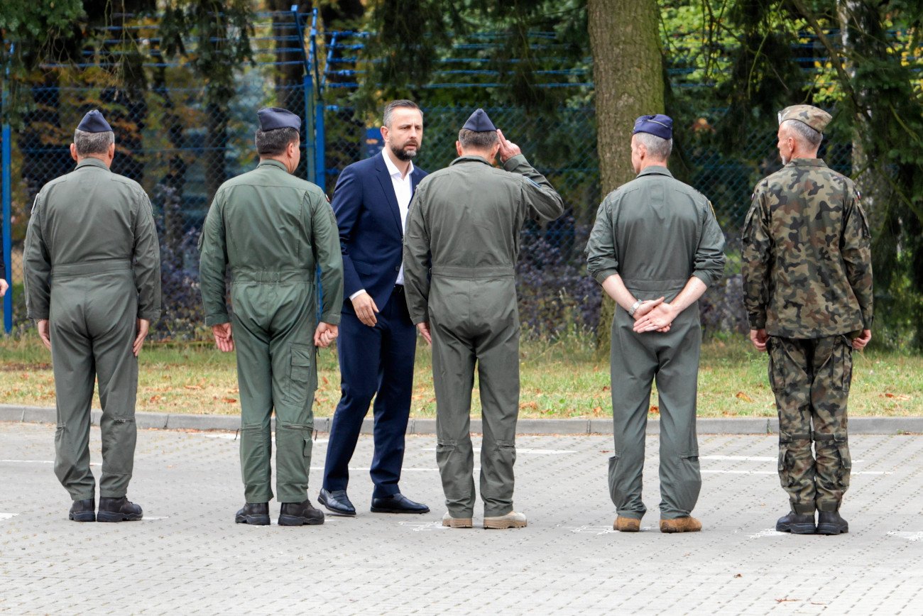 Polacy burzą się po katastrofie w Radomiu, mówią o zagranicy. Były pilot ma radę dla... polityków