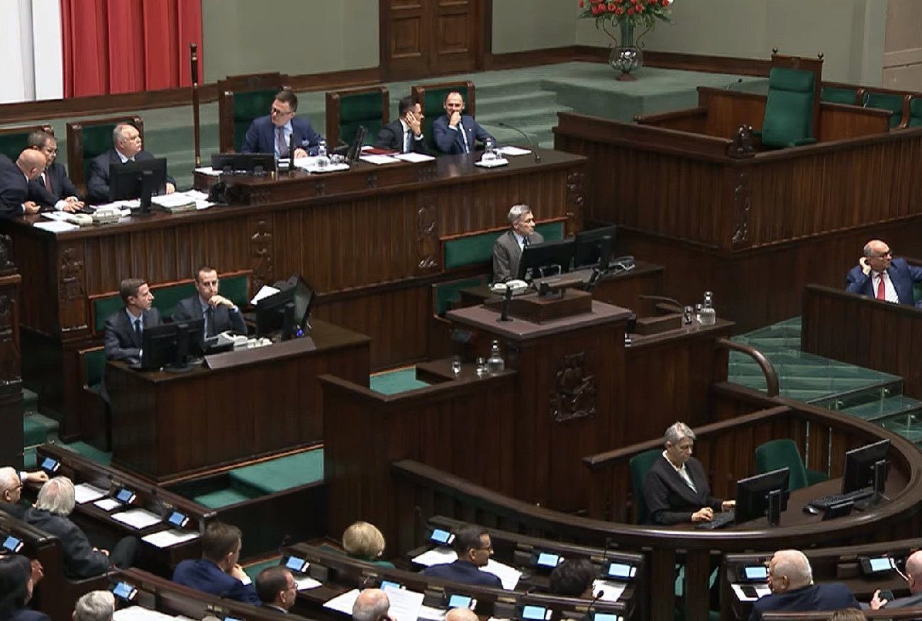 Ktoś wtargnął na salę plenarną. Hołownia zwrócił się do strażników.