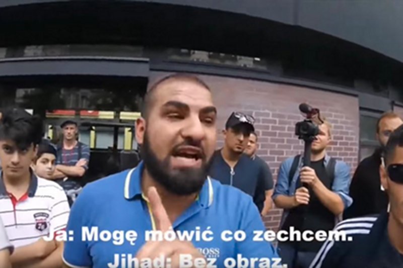 Polak w rozmowie z muzułmaninem w Berlinie wystawił "laurkę" wszystkim Polakom. Jest powód do wstydu.