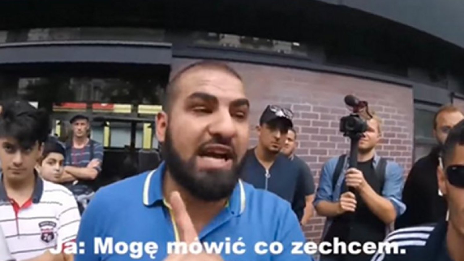Polak w rozmowie z muzułmaninem w Berlinie wystawił "laurkę" wszystkim Polakom. Jest powód do wstydu.