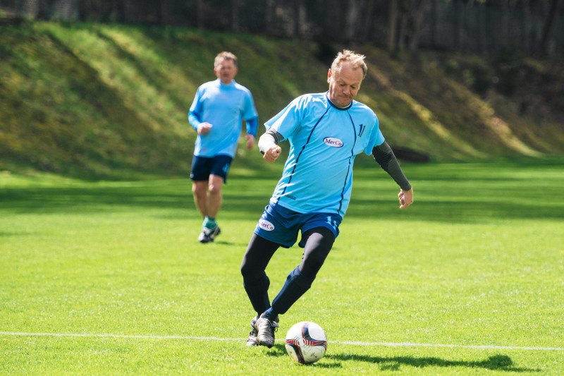 Donald Tusk w południe rozegrał mecz piłkarski z okazji swoich 60. urodzin.