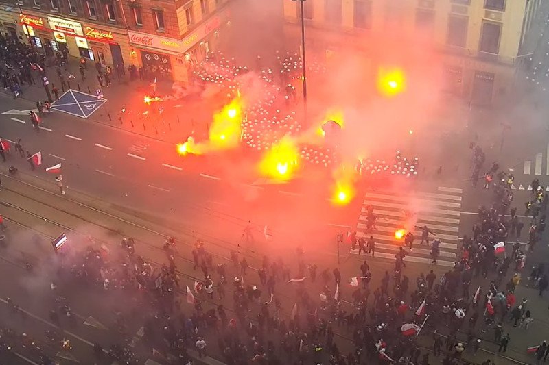 Film ze starcia policji z narodowcami przed Empikiem w Warszawie.