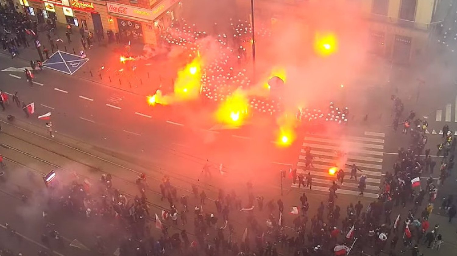 Film ze starcia policji z narodowcami przed Empikiem w Warszawie.