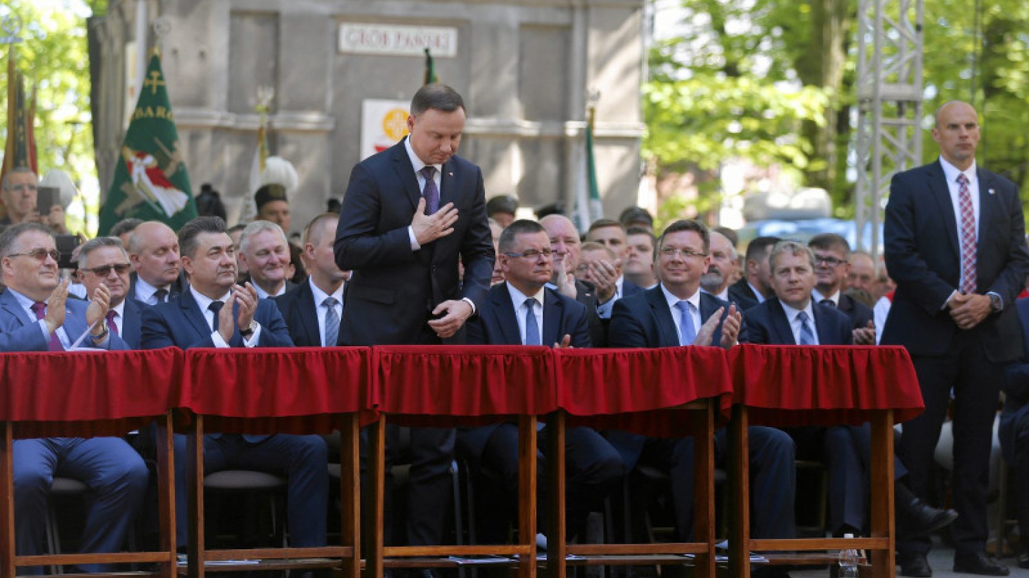 Dla prezydenta Dudy i jego świty przygotowano specjalne klęczniki