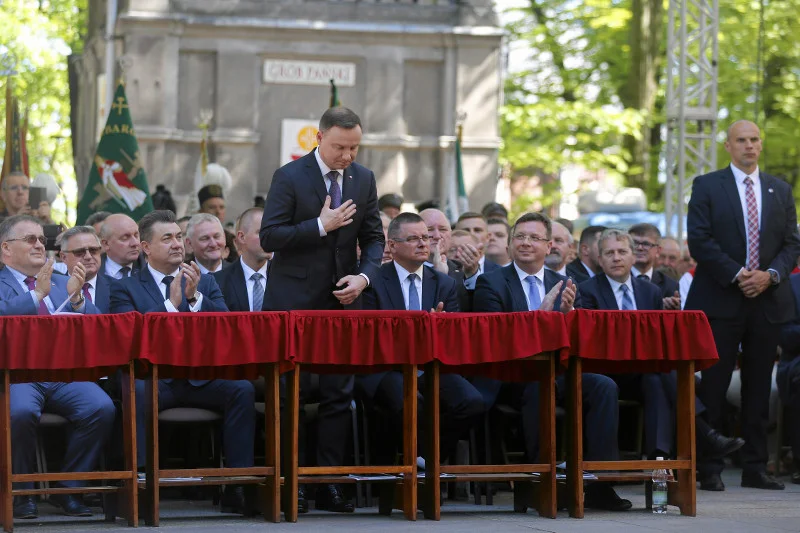 Dla prezydenta Dudy i jego świty przygotowano specjalne klęczniki