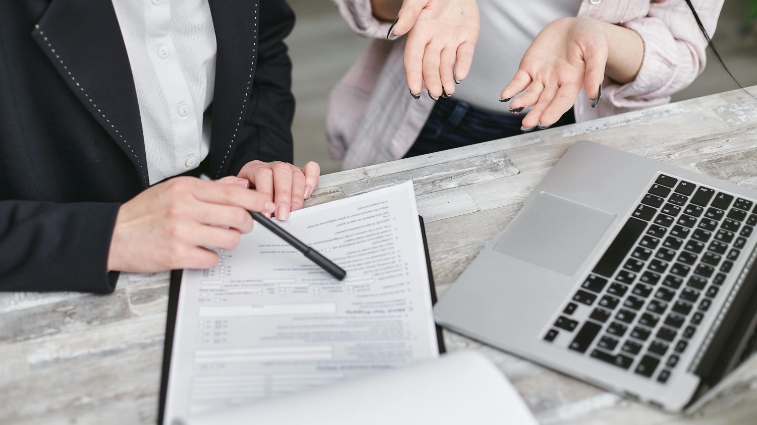 Tak zatytułuj swoje CV. Dzięki temu wyróżnisz się w czasie rerutacji Jak nazwać swoje CV? Ten trik może nam pomóc dostać pracę