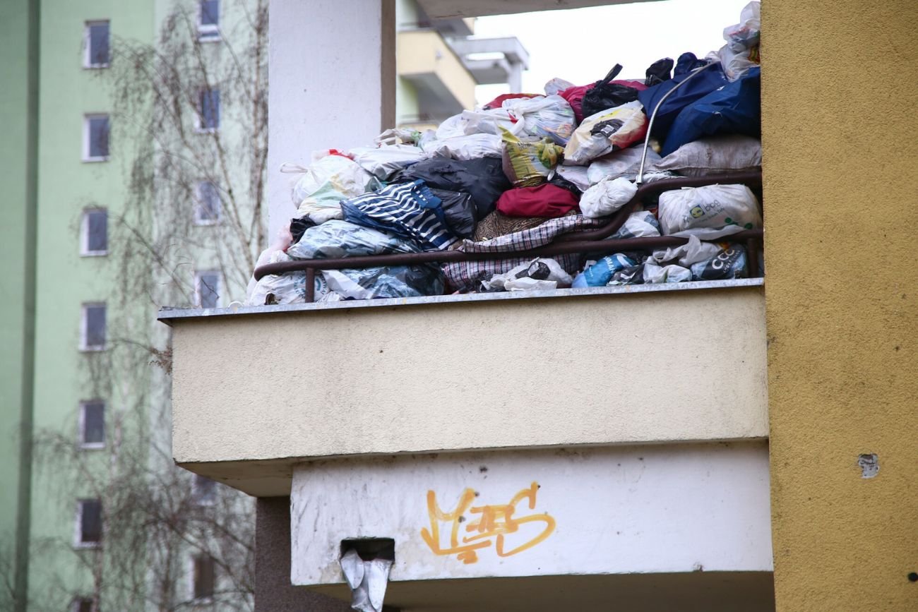 Balkon zapełniony rzeczami i śmieciami (zdjęcie poglądowe).