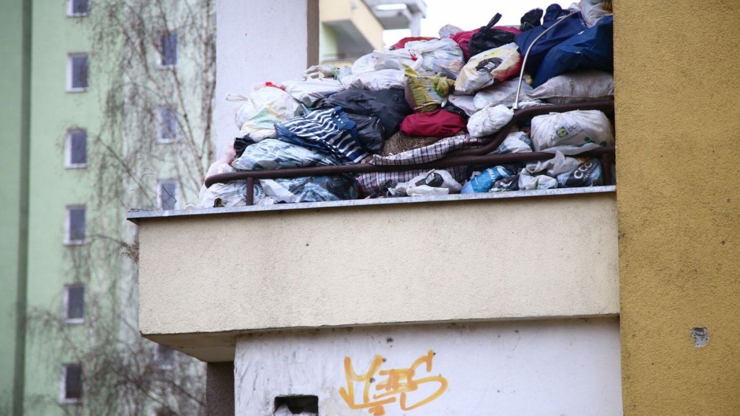 Balkon zapełniony rzeczami i śmieciami (zdjęcie poglądowe).
