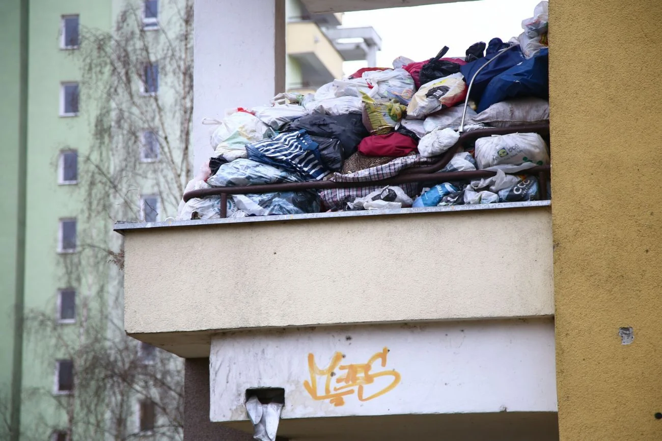 Balkon zapełniony rzeczami i śmieciami (zdjęcie poglądowe).