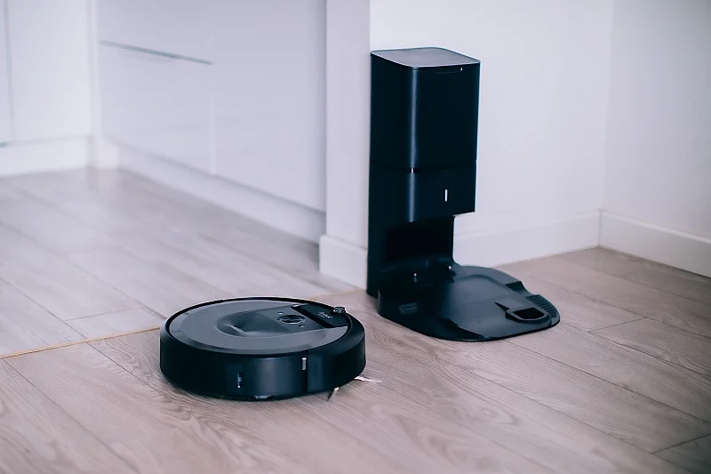 W przypadku wyczerpania akumulatora podczas pracy robot Roomba i7 automatycznie kieruje swoje kroki do stacji dokującej, żeby się doładować