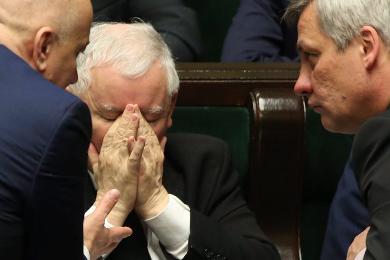 Jarosław Kaczyński zamiast przyjąć rolę nie tylko lidera partii wolał przyjąć pozycję arbitra. Pozostaje w cieniu, a faktycznie rządzi. Wizyta w Londynie obnaża marginalną rolę  rządu.