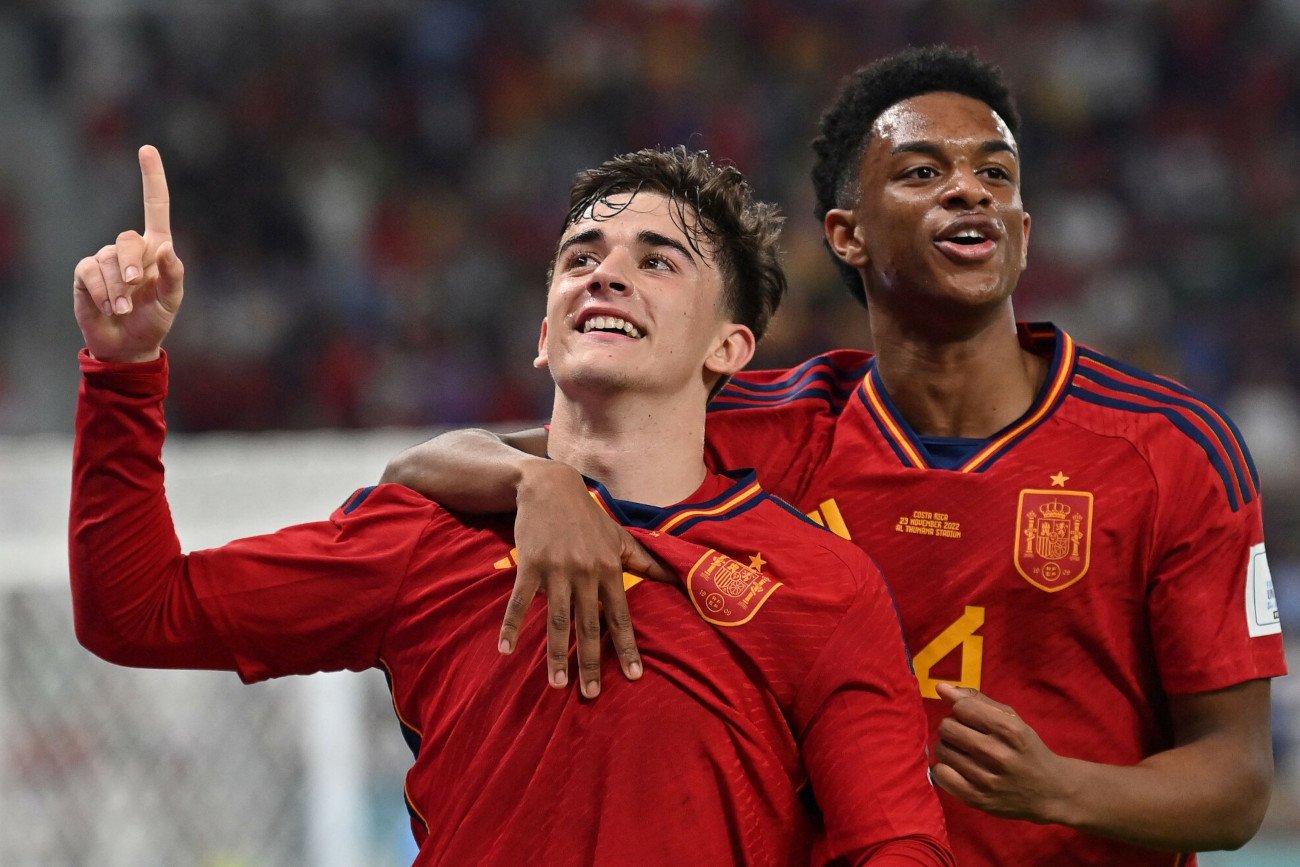 Gavi (z lewej) został najmłodszym reprezentantem oraz strzelcem w historii kadry Hiszpanii na piłkarskich MŚ.