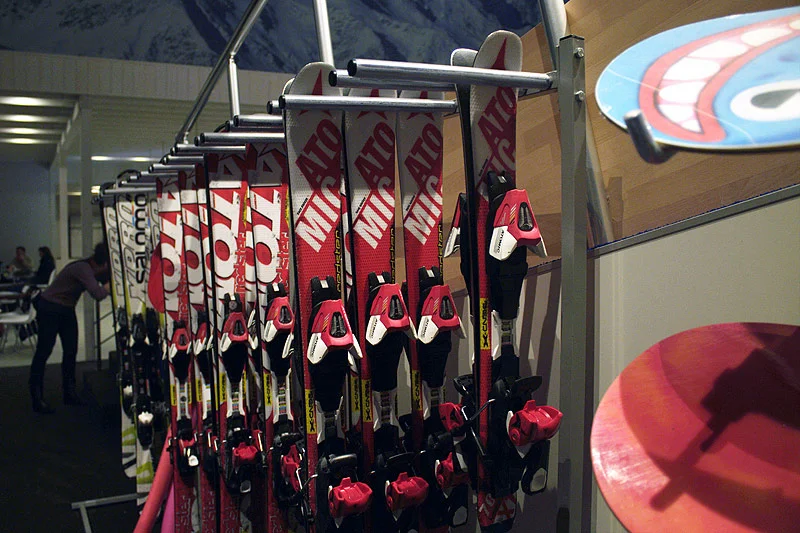 Sprzęt narciarski i snowboardowy w Skimondo jest specjalnie przystosowany do sztucznego stoku.