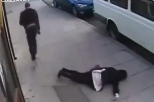 Kadr z nagrania dokumentującego atak na kobietę