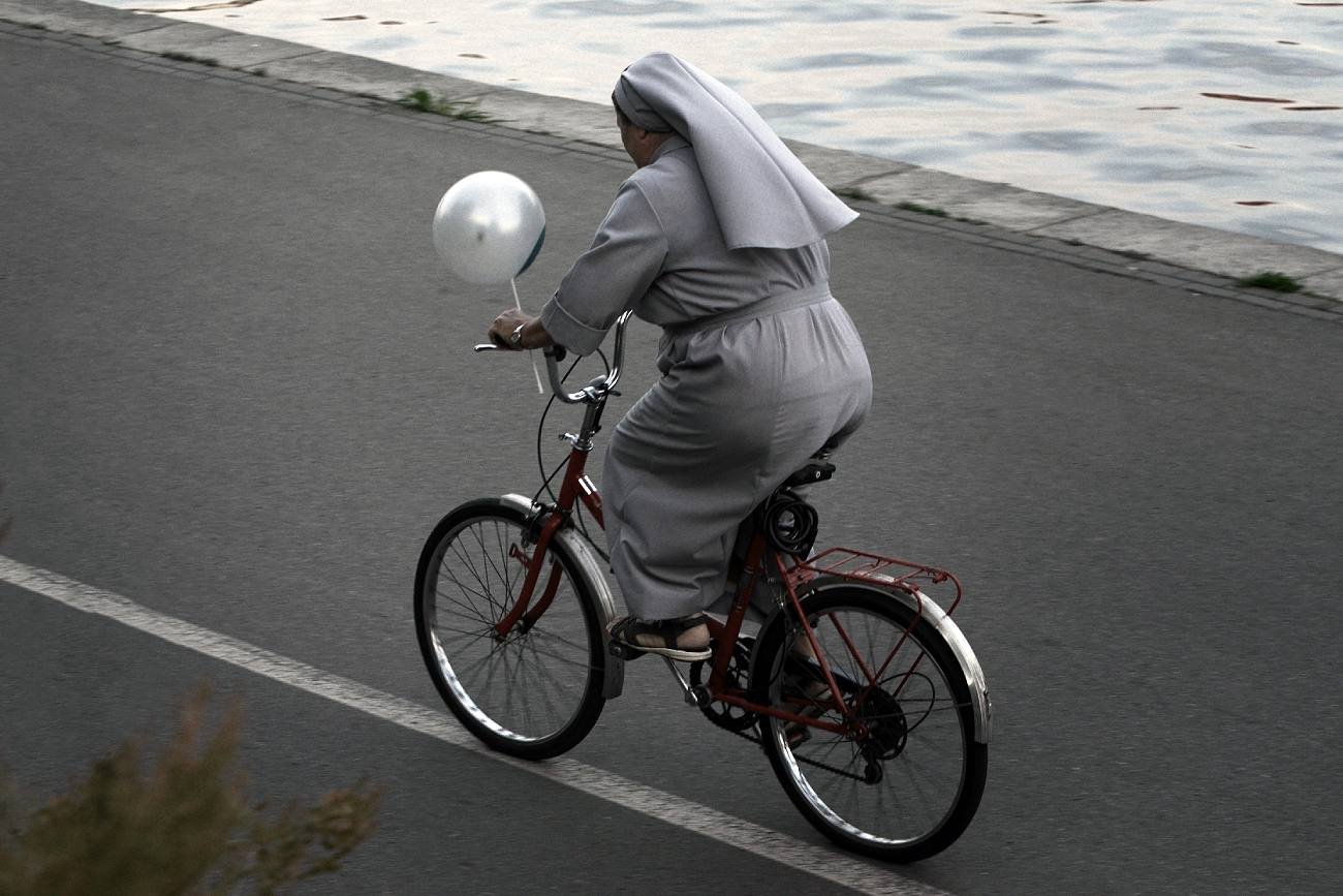Halloween. Zakonnica na rowerze "straszyła dzieci piekłem".