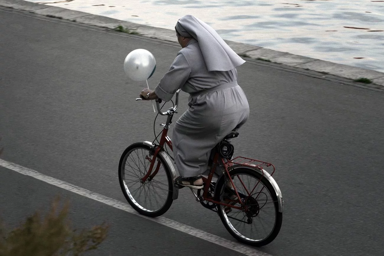 Halloween. Zakonnica na rowerze "straszyła dzieci piekłem". Halloween. Zakonnica na rowerze "straszyła dzieci piekłem".