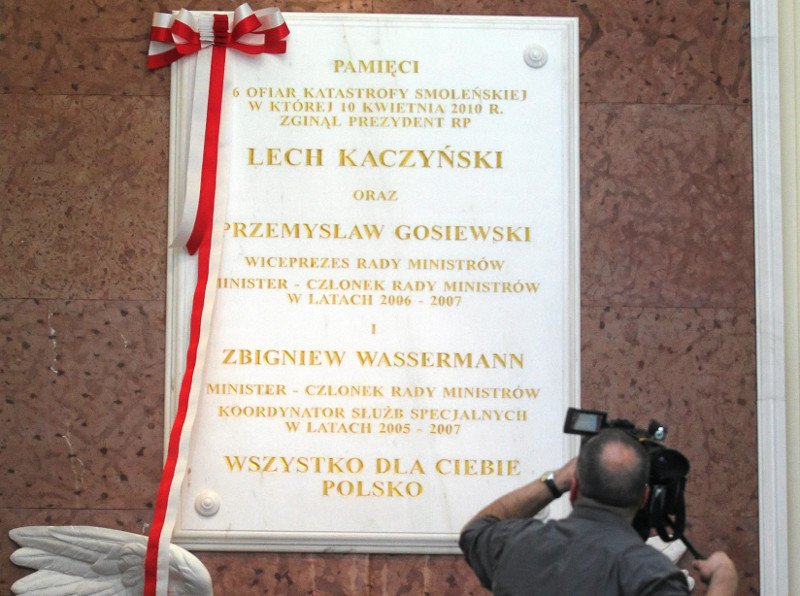 Tablicę upamiętniającą ofiary katastrofy smoleńskiej odsłonięto 10 kwietnia