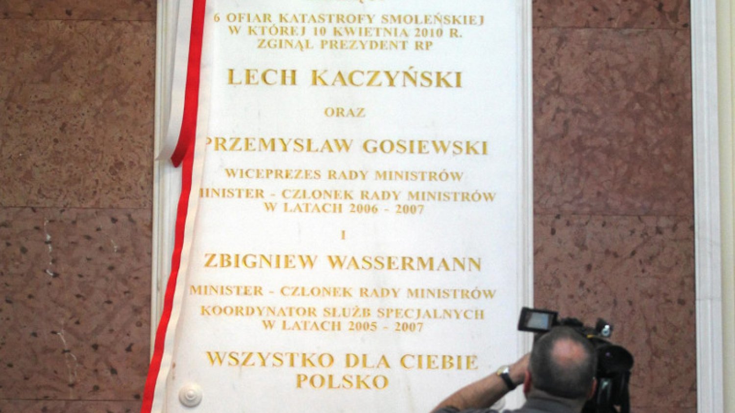 Tablicę upamiętniającą ofiary katastrofy smoleńskiej odsłonięto 10 kwietnia
