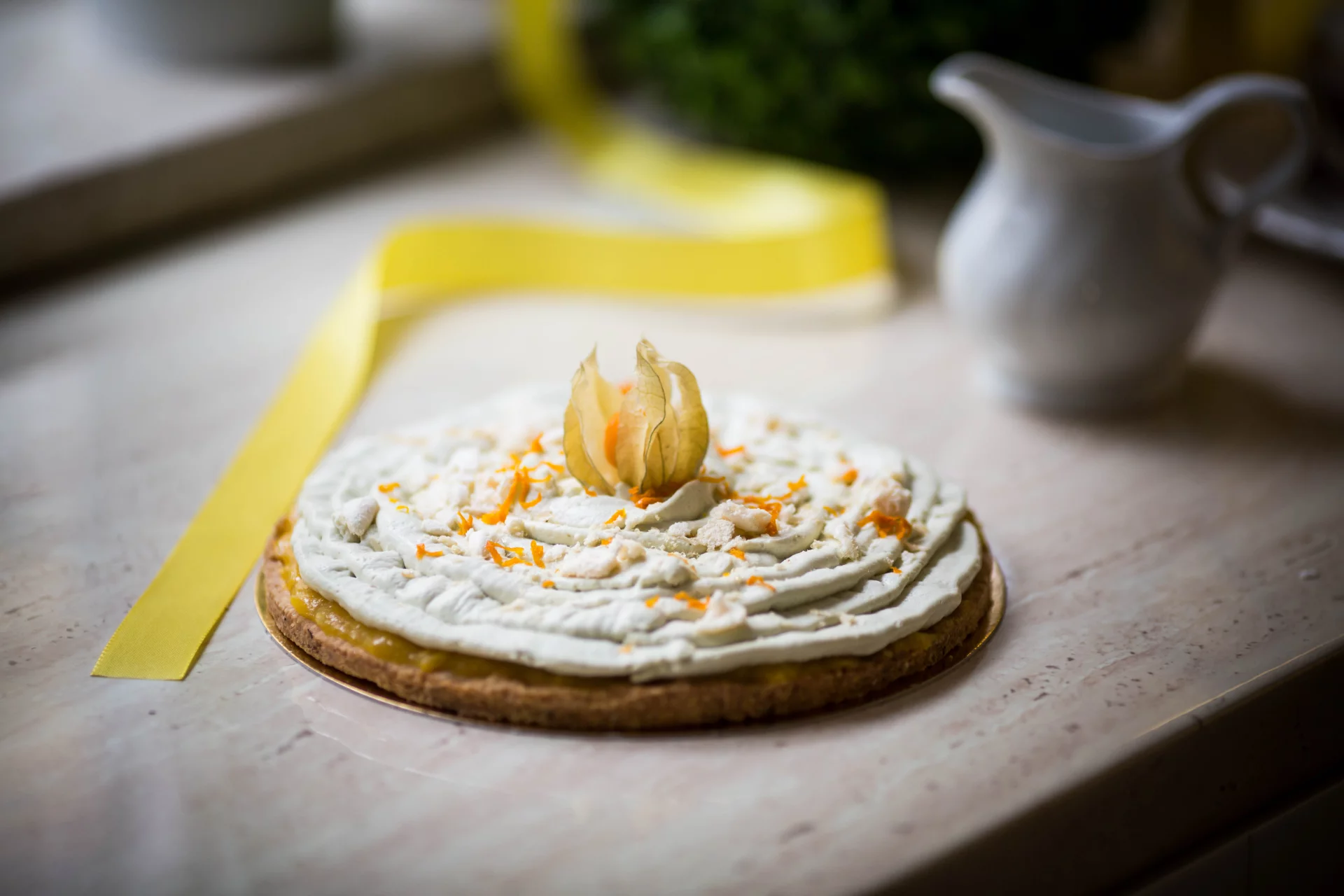 Mazurek z kremem z zieloną herbatą. Lekki krem na bazie mascarpone z delikatną nutą japońskiej matcha i musem ze świeżego mango na kruchym cieście orkiszowym.