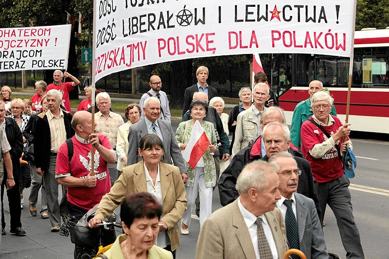 Środowisko PiS w poniedziałek zapowiedziało na niedzielę wielką demonstrację poparcia dla władzy. Już w środę poinformowano jednak, że ta impreza została odwołana.