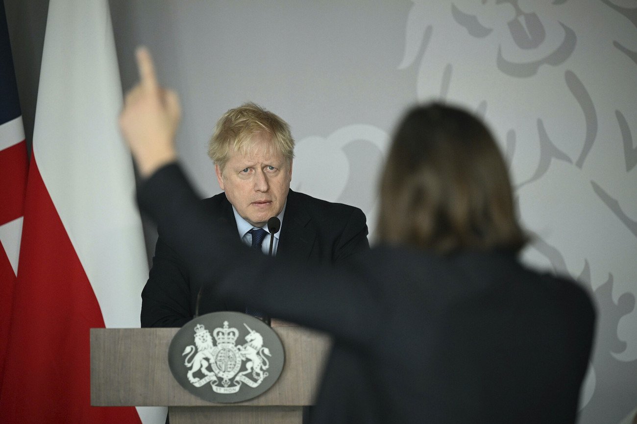 Boris Johnson wysłuchał emocjonalnego wystąpienia aktywistki z Ukrainy. Odpowiedział jej ws. strefy zakazu lotów.