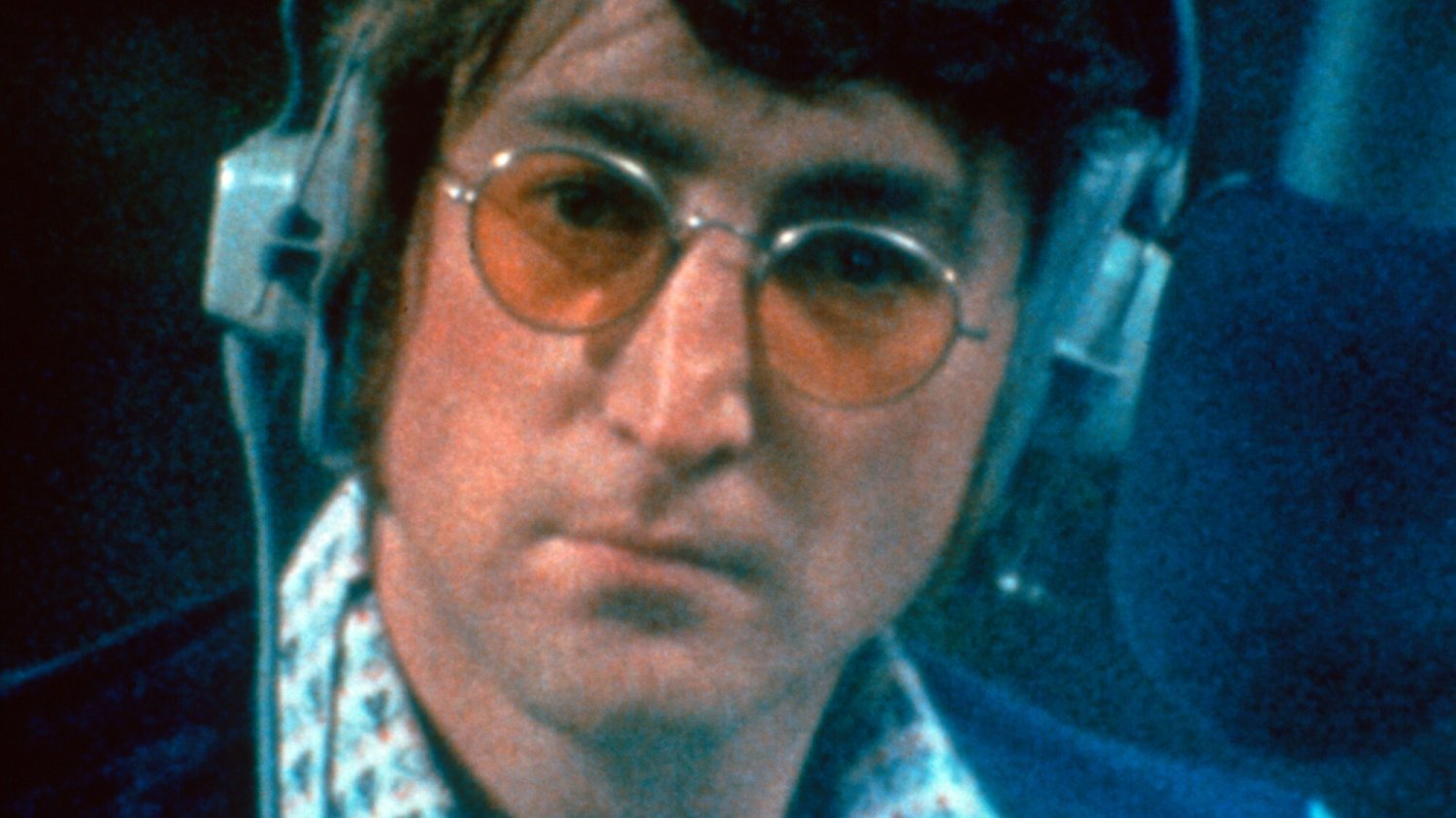 John Lennon podczas nagrania "Imagine" w 1971 roku. John Lennon w słuchawkach podczas nagrania "Imagine" w 1971 roku.