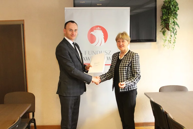 Prof. dr hab. Wiesława Piątkowska-Stepaniak z UO oraz Mikołaj Pawlak, dyrektor Departamentu Spraw Rodzinnych i Nieletnich w resorcie sprawiedliwości w maju podpisali umowę, na mocy której uczelnia otrzymała 1 mln zł.