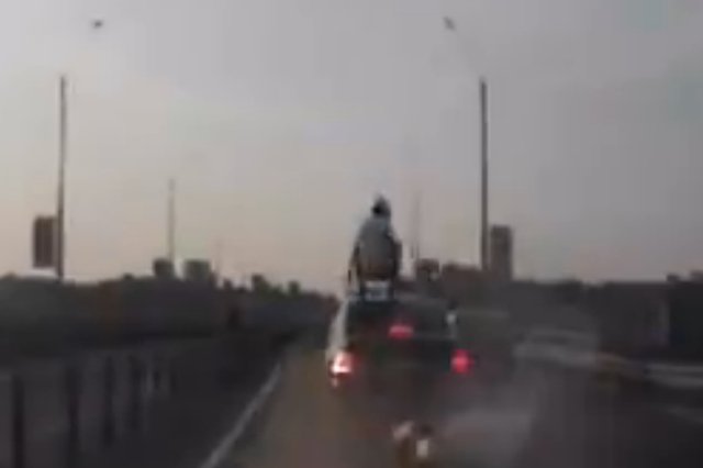 Motocyklista, który wylądował na dachu samochodu, zyskuje w internecie coraz większą popularność