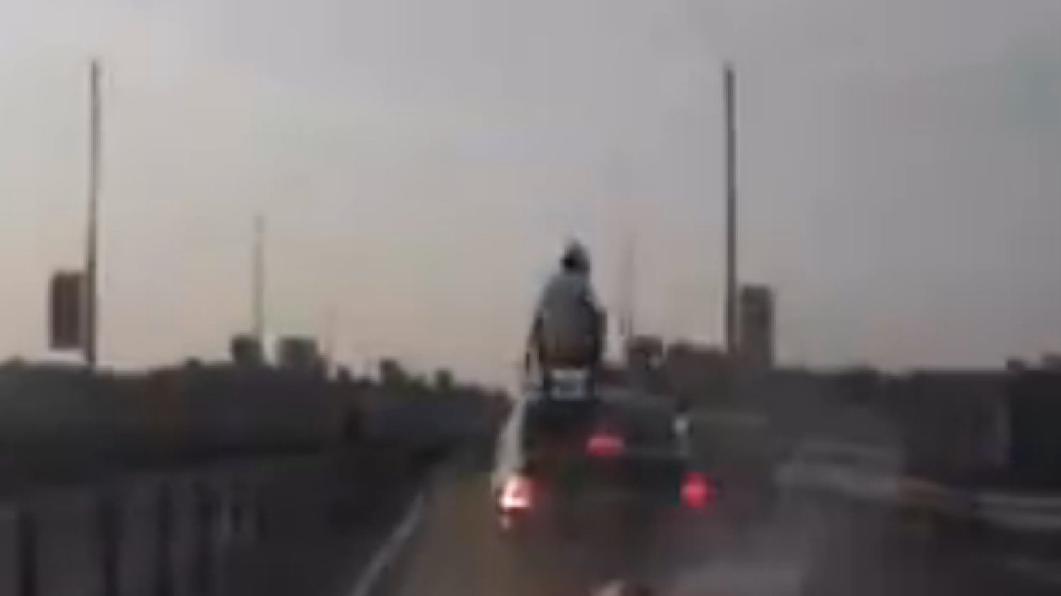 Motocyklista, który wylądował na dachu samochodu, zyskuje w internecie coraz większą popularność