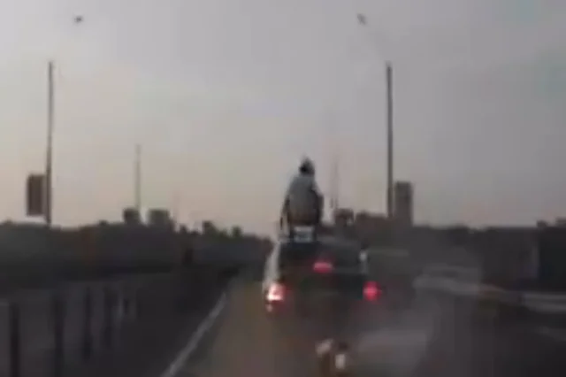 Motocyklista, który wylądował na dachu samochodu, zyskuje w internecie coraz większą popularność