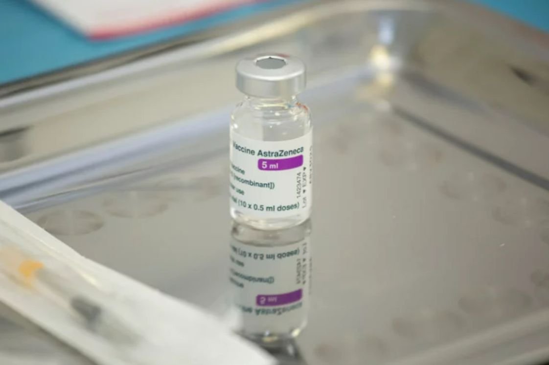 EMA twierdzi, że korzyści z korzystania ze szczepionki AstraZeneca są większe niż możliwe zagrożenia.