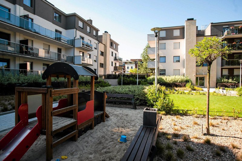 Tu czerwona roleta, tam zielona, a tam delikatna firanka. Takiego widoku na nowych osiedlach nie uświadczycie.