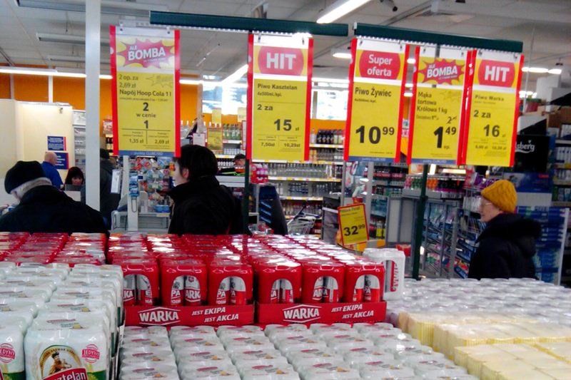 Piwa potrafią kosztować mniej niż 2 złote za puszkę