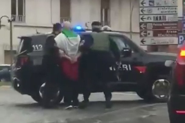 Kadr z zatrzymania jednego z domniemanych sprawców.