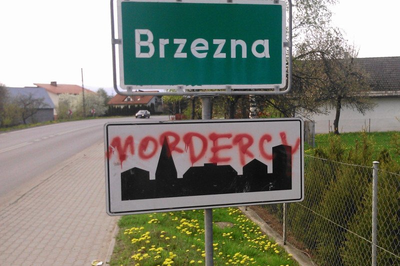 Szarlatani i wszelkiej maści oszuści medyczni mają się dobrze. Na zdjęciu z 2014 r. napis "mordercy" na tablicy z nazwą wsi , w której rodzice zagłodzili na śmierć sześciomiesięczną dziewczynkę . Kierowali się radami znachora...