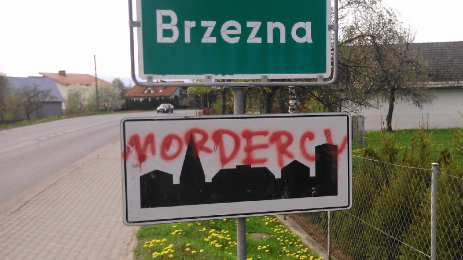 Szarlatani i wszelkiej maści oszuści medyczni mają się dobrze. Na zdjęciu z 2014 r. napis "mordercy" na tablicy z nazwą wsi , w której rodzice zagłodzili na śmierć sześciomiesięczną dziewczynkę . Kierowali się radami znachora...