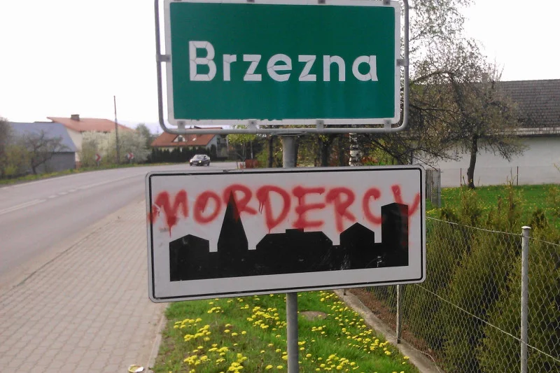 Szarlatani i wszelkiej maści oszuści medyczni mają się dobrze. Na zdjęciu z 2014 r. napis "mordercy" na tablicy z nazwą wsi , w której rodzice zagłodzili na śmierć sześciomiesięczną dziewczynkę . Kierowali się radami znachora...