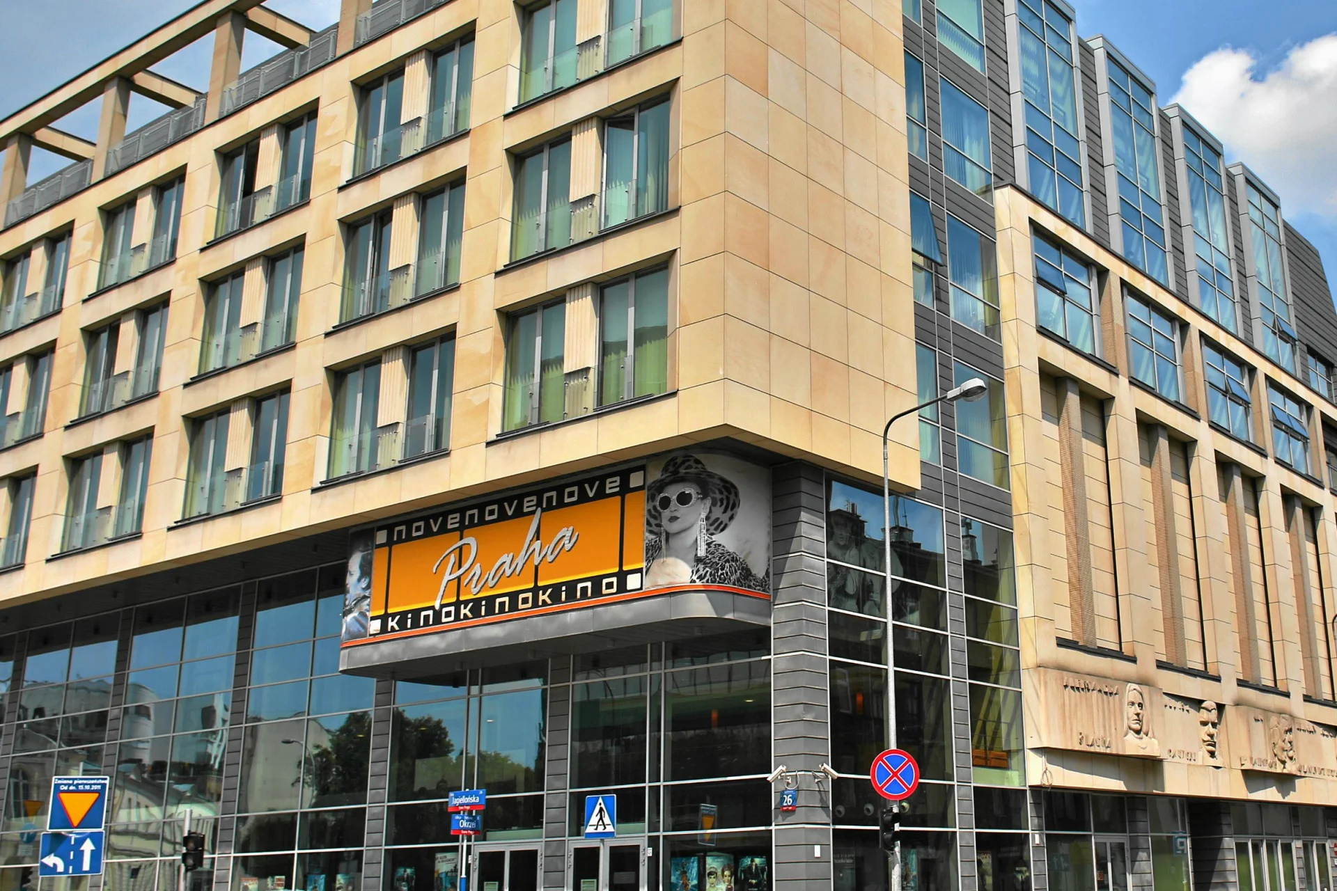 Samochód uderzył w warszawskie Kino Praha