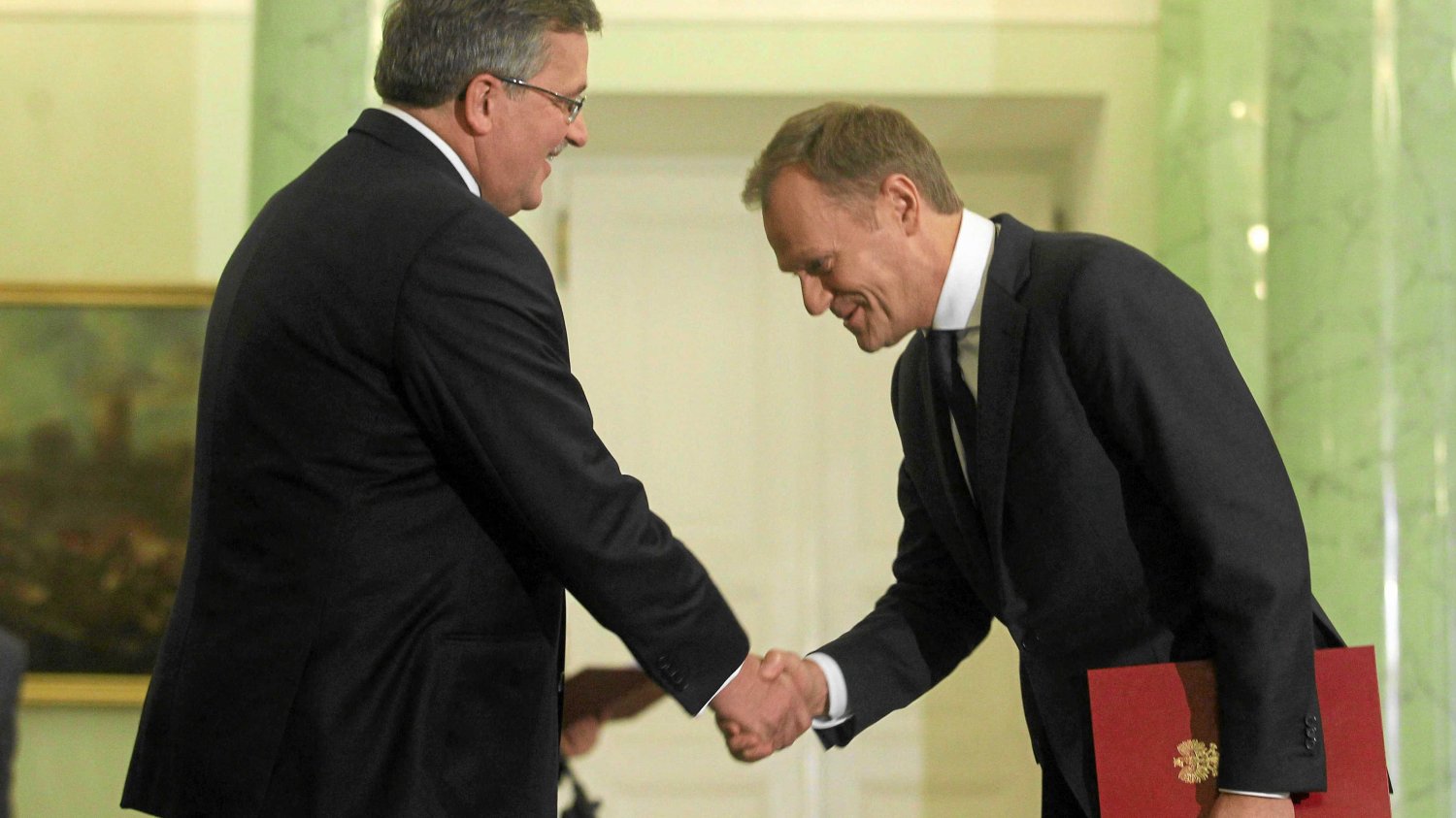 Zdaniem Bronisława Komorowskiego dzisiaj to Donald Tusk siedzi pod żyrandolem.